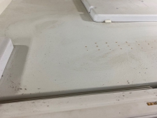 냉장고 위에 먼지 청소