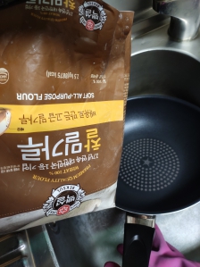 기름기제거는 밀가루로!