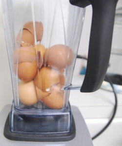 달걀껍질로 블랜더 청소하기