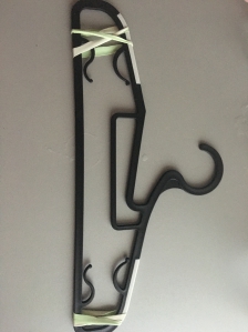 옷 안 흘러내리게 고무줄 활용하기