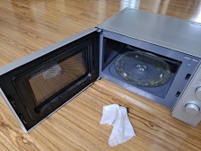 전자레인지를 깨끗이 닦았어요~