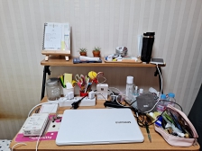 책상을 말끔히 정리해봤어요~