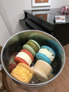 마카롱도, 용기내 입니다