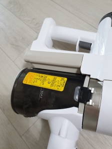 청소기 안에 먼지 비우고