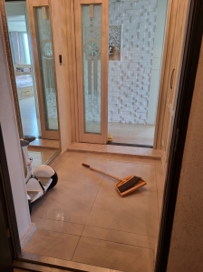 아침에 등원시키고 들어오면서 현관정리해요