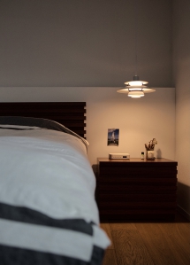 침대옆 협탁에는 필요한 물건만 두고 있어요 : )