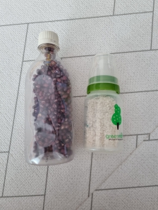 아기 젖병, 음료수병이 아기 장난감으로