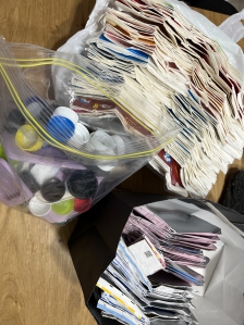 우유팩과 병뚜껑 모으기