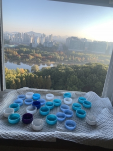 병 뚜껑 열심히 모아요~