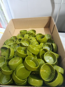 플라스틱 뚜껑 열심히 모았어요