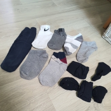 짝잃은 양말로 베란다 창틀 청소했어요.