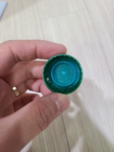 플라스틱이 들어있는 이중병뚜껑 OUT~