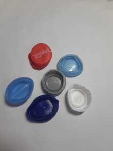 길 위 병뚜껑....