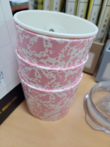 테이크아웃한  커피잔 홀더  모아서 재활용하고 있어요^