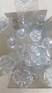 생수병 물 빼고 있어요