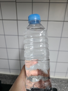 물 마시기전에 라벨제거할때도 있어요