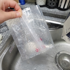 지퍼백도 잘라 버려요