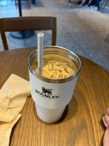 스벅에서 개인 텀블러에 커피 마셨어요