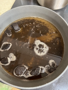 커피 가루로 기름기 청소