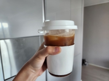 리유저블컵에 아침 커피한잔