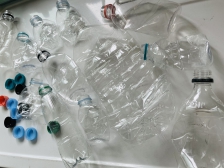 패트병 라벨제거 헹군 후 말려 닥터주부로 보내기