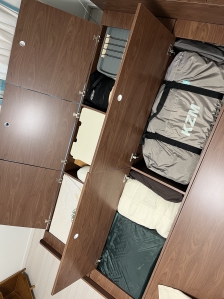 캠핑 짐 침대아래 수납공간에 테트리스