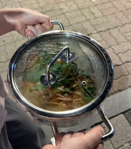 마라탕 냄비들고 포장하기