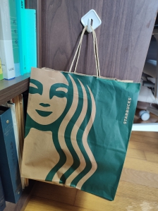 플라스틱 쓰레기통 대신 종이봉투