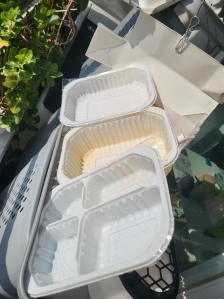 일회용 용기 깨끗히 씻어 말리는 중