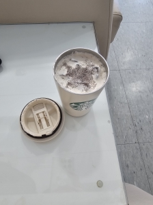 텀블러로 커피 테이크인웃 했어요