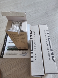 생분해 빨대 사용하고 있습니다.