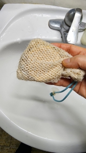 플라스틱용기에 들어있는 샴푸대신 비누 사용