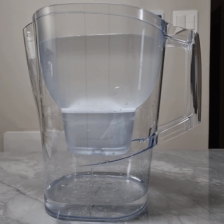 플라스틱 물병 줄이기 위해 브리타 정수기 사용하기