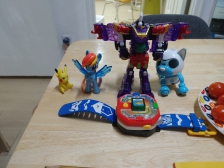 장난감 정리 중입니다^^