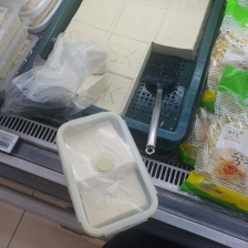 무포장 두부를 반찬통에 받아왔어요!