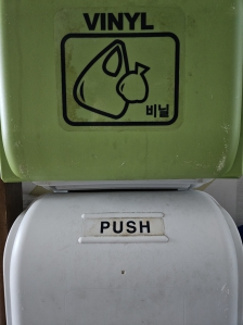 분리수거함 이용해요~