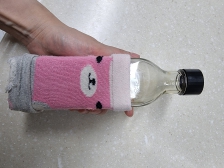 작아진 아이양말 소스병 옷 입혀주고 휴지사용을 줄여요