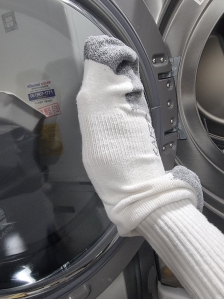 물티슈 대신 목늘어난 양말에 물 묻혀 먼지 닦고 버려요