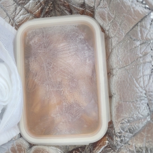 유리 용기 내고 떡볶이 받아왔어요