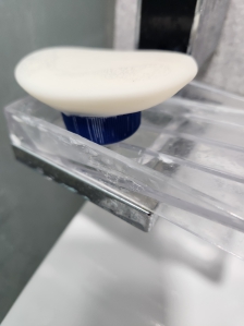 병뚜껑으로  비누가 무르는걸 방지해요.