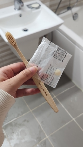 탄소배출 줄이는 대나무칫솔과 고체치약 :-)