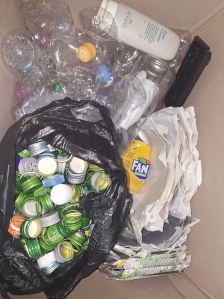 패트병 병뚜껑등열심히모았어요