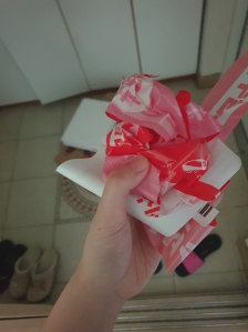 택배박스 테이프 꼼꼼히 뜯기