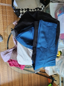 옷 정리중입니다