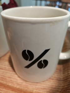 커피는  머그겁에...