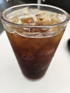 아이스아메리카노는...머그컵에.