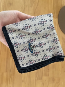 일회용 휴지나 물티슈 대신 손수건 챙겨다녀요~