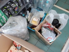 분리수거중 땀 뻘뻘