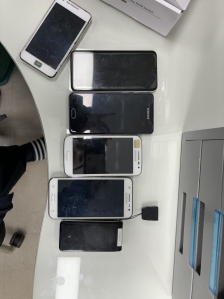 집에 묵혀놓았던 핸드폰 보내려구 합니다.