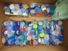 페트병뚜껑 플라스틱 통에 담아봤습니다 